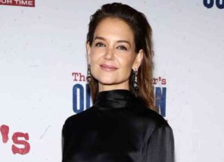 Katie Holmes Stuns in All-Black Outfit at Our Town Opening Night news-11102024-175008