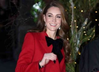 princess-kate-brings-back-the-bow-trend-in-bright-candy-apple-red-coat