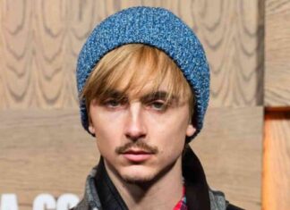 timothe-chalamets-blonde-y2k-style-bangs-nspired-by-bob-dylan-a-fashion-statement