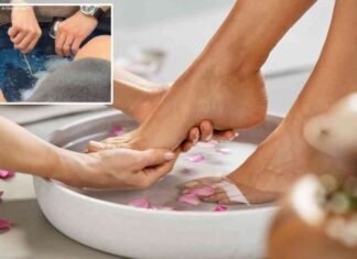 Woman freaks out after nail salon adds bizarre item to her ‘milk and honey’ pedicure woman-freaks-out-after-nail-salon-adds-bizarre-item-to-her-milk-and-honey-pedicure