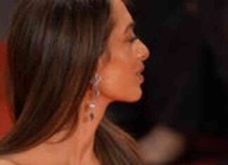 aubrey-plaza-stuns-in-white-outfit-at-cannes-film-festival