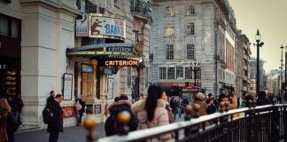 Fashion Week London Location: Discover Where Style Takes Center Stage pexels photo 4185037