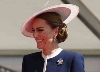 royal-yacht-party-dressing-with-princess-kate