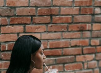 Straw Bag Secrets: Discover Why This Trendy Accessory Rules Summer